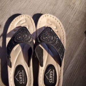 Cliffs by WHITE MOUNTAIN Black and Cream Sandals
